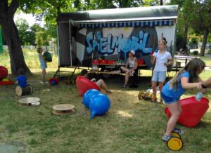 Spielmobil mit Kindern_klein (Foto S.Merkel)